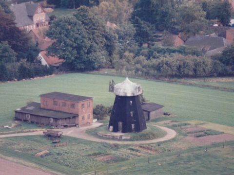 Wardboehmen-Wind-und Motormuehle-Muehle-Hans-Roeper