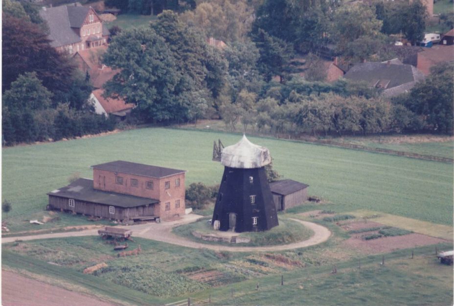 Wardboehmen-Wind-und Motormuehle-Muehle-Hans-Roeper