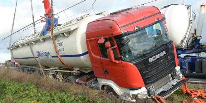 unfall-in-lueneburg-mehlbeck-40-tonner-mehlsilo